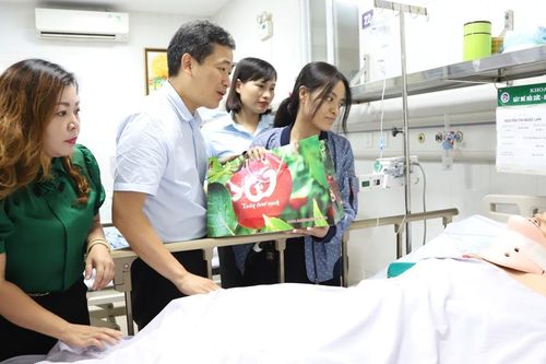 Quận Hoàn Kiếm thăm hỏi, động viên 3 nạn nhân bị thương do bão số 3
