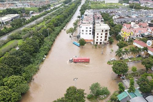 Cấm các phương tiện lưu thông trên đường gom Đại lộ Thăng Long do ngập úng