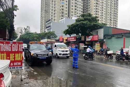 Hà Nội: Thanh tra GTVT huy động phương tiện đưa người dân qua điểm ngập úng
