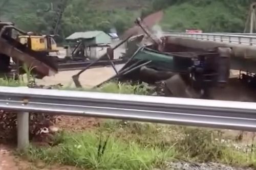 Hai tàu hút cát công suất lớn trôi tự do, va chạm vào cầu Tô Mậu