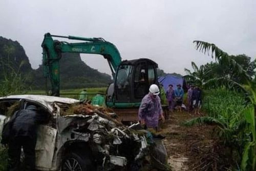 Tai nạn giao thông mới nhất 10/9/2024:Cứu 3 người trên tàu bị lật giữa sông Hồng