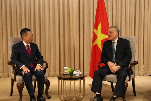 Phó Thủ tướng Thường trực tiếp và làm việc với lãnh đạo một số tập đoàn hàng đầu của Hong Kong (Trung Quốc)