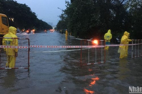 Nước sông Hồng dâng cao kèm mưa lớn, Hà Nội có nguy cơ ngập úng diện rộng