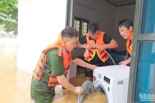 Công an Cao Bằng 'căng mình' trong mưa lũ