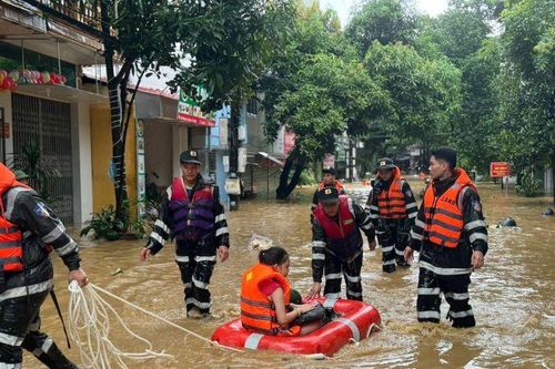 Cảnh sát cơ động tiếp tục căng mình khắc phục hậu quả bão số 3
