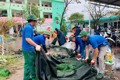 100 thanh niên tình nguyện Nghệ An hỗ trợ người dân Hải Phòng khắc phục hậu quả sau bão số 3