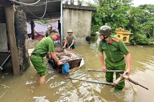 Bộ đội, công an giúp người dân Hà Nội chạy lụt