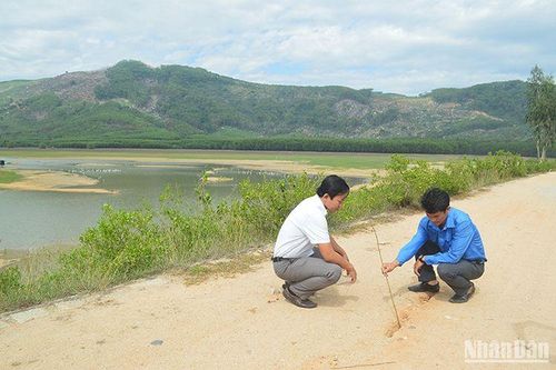 Quảng Ngãi: Thân đập hồ chứa Ông Tới nước biến dạng bất thường, nguy cơ mất an toàn