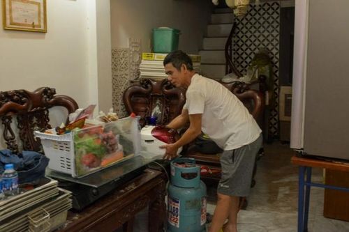 Nước sông Hồng dâng cao, người dân khẩn trương dọn dẹp, di dời đến nơi an toàn
