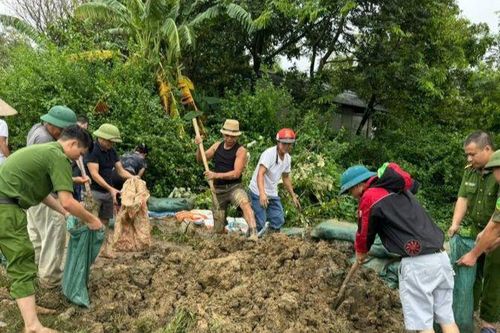 Công an Hà Nội có mặt tại các khu vực xung yếu trợ giúp nhân dân