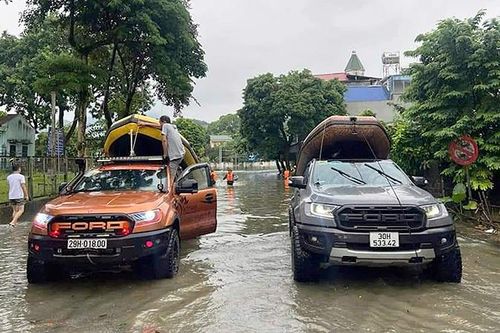 Câu lạc bộ Xuồng hơi cứu hộ thanh niên Hà Nội tích cực hỗ trợ các địa phương ngập lụt