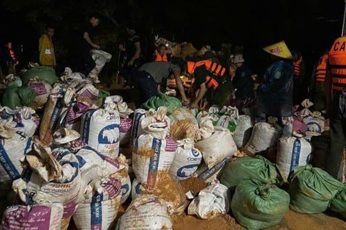 Vỡ đê sông Lô tại Tuyên Quang: Người dân và các lực lượng chức năng cùng triển khai ứng phó