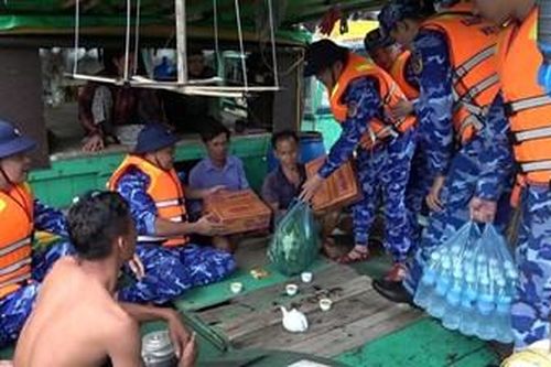 Xuyên đêm, xuyên bão ứng cứu ngư dân