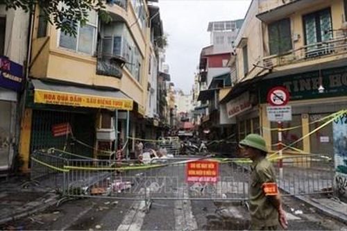 Phong tỏa khu vực xung quanh số nhà 46 Hàng Gai (Hà Nội) bị nghiêng do bão số 3