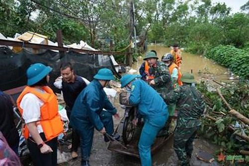 Quận Tây Hồ (TP Hà Nội): Hỗ trợ người dân phường Ngọc Thụy, quận Long Biên ra khỏi bãi giữa sông Hồng