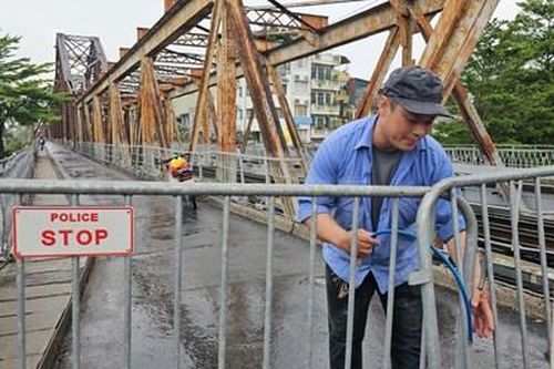 Từ 15 giờ ngày 10-9, cầu Long Biên đã hoàn toàn dừng hoạt động