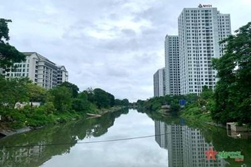 Nước sông Tô Lịch dâng cao, đổi màu sau bão số 3