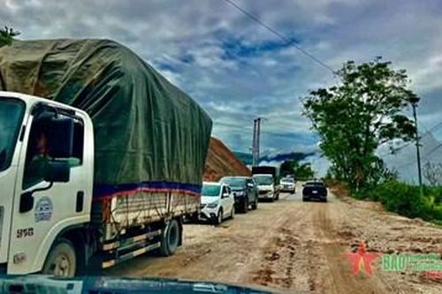 Lai Châu: Giao thông qua điểm sạt lở trên Quốc lộ 32 đã lưu thông ổn định