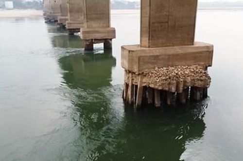 Hà Nội: Không để người và phương tiện qua cầu Trung Hà