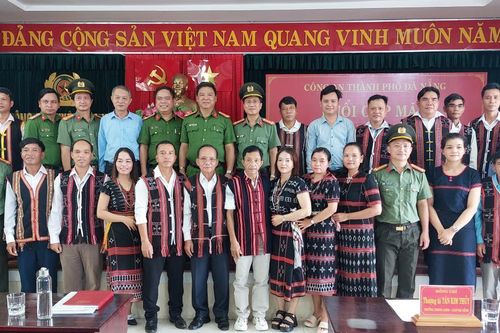 Người có uy tín trong đồng bào Cơ Tu Đà Nẵng tham quan, học tập tại các tỉnh