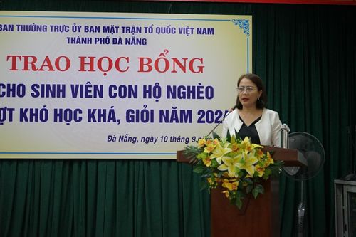 Trao học bỗng cho sinh viên con hộ nghèo học khá, giỏi