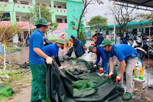 Thanh niên tình nguyện Nghệ An lên đường hỗ trợ người dân Hải Phòng khắc phục hậu quả bão số 3