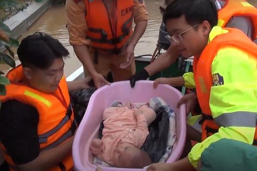 Những hình ảnh xúc động trong ngập lụt tại Thái Nguyên