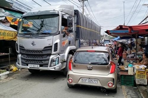 Đồng Nai: Tránh đường Hoàng Văn Bổn, ô tô cày nát đường dân sinh