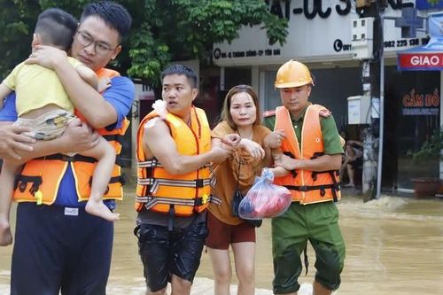 Cứu hộ nhiều em nhỏ ra khỏi vùng nguy hiểm ở Yên Bái