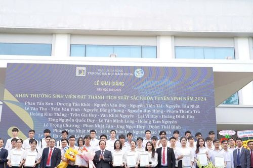 'Mưa' học bổng trong Lễ khai giảng của Trường Đại học Bách khoa Đà Nẵng