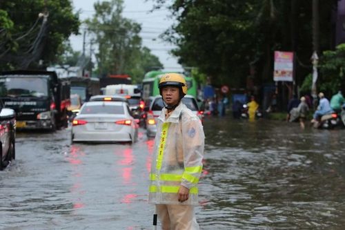 Nhiều tuyến phố ở Hà Nội vẫn ngập sâu, người dân đi lại khó khăn