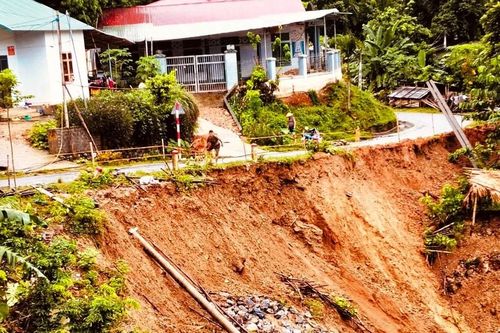 Mưa lũ đe dọa an toàn của người dân xã vùng cao ở Thanh Hóa