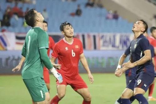 Tuyển Việt Nam thua đáng tiếc Thái Lan ở LPBank Cup