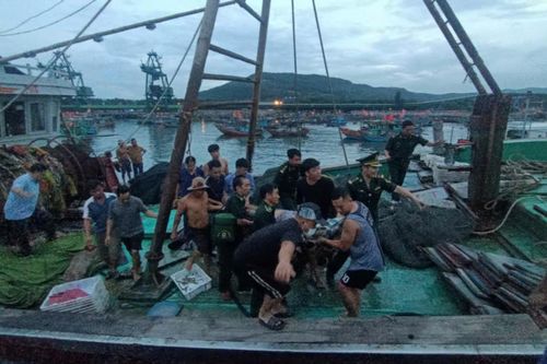 Phối hợp đưa nạn ngư dân bị tai biến đi cấp cứu