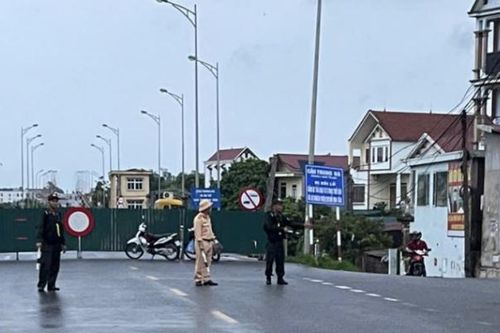 Cấm phương tiện di chuyển qua cầu Trung Hà, người dân đi lại thế nào?