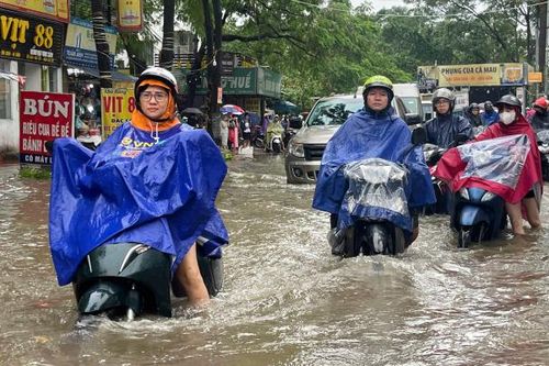 Vì sao xe tay ga nổ máy nhưng không chạy sau khi bị ngập nước?