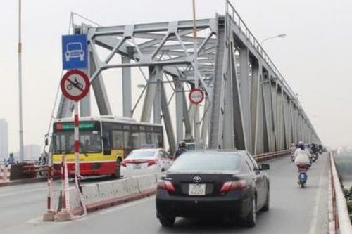 Hà Nội yêu cầu rà soát các cầu vượt sông và cấm xe qua các cầu yếu
