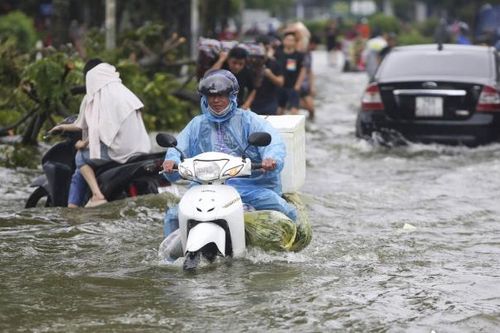 Hà Nội: Đường phố thành sông, nhà tạm ven sông ngập tới nóc, nhiều nơi phải di dời dân