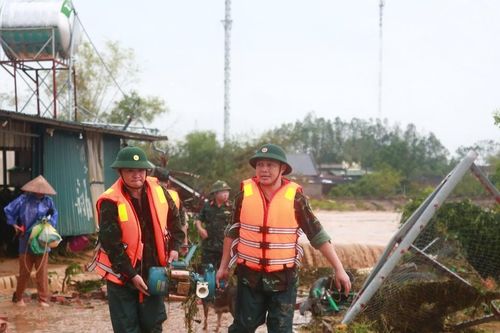 Hàng trăm cán bộ, chiến sỹ giúp người dân Quảng Ninh khắc phục hậu quả mưa bão