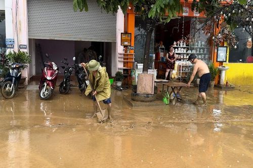 Sau lũ lụt, bùn 'bủa vây' thành phố Lào Cai