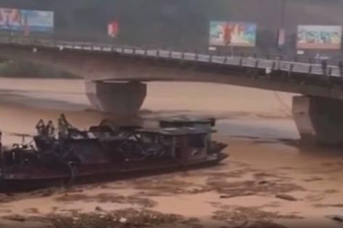 Hai tàu 'ma' dạt từ Trung Quốc va trúng nhiều cầu trên sông Hồng