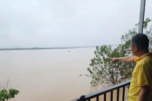 Mực nước sông Hồng chảy qua Hà Nội tăng cao thêm 10cm mỗi giờ