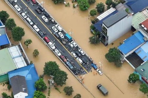 Cao tốc Thái Nguyên - Chợ Mới ngập sâu, giao thông tê liệt