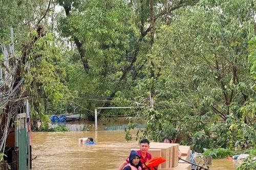 Nước sông Hồng lên cao, người dân khu vực bãi bồi ở Hà Nội tất tả chạy lũ