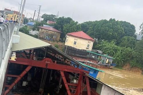 Cấm phương tiện thủy qua cầu Vĩnh Phú để vớt xà lan mắc kẹt