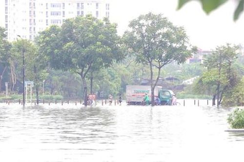 Đường và hồ 'hòa làm một', người dân run run bì bõm lội qua