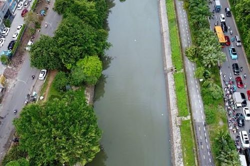 Nước sông Tô Lịch dâng cao, đổi màu sau bão số 3