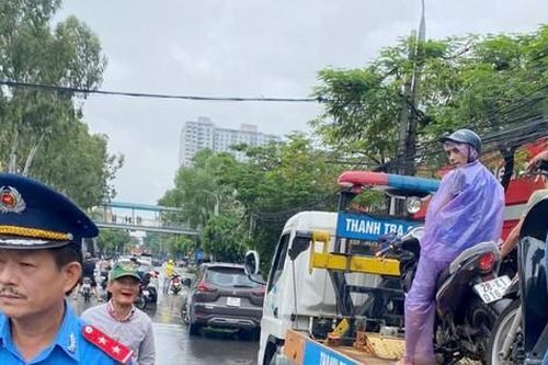 Hà Nội dùng xe công vụ chở người dân qua đường bị ngập