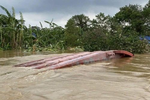 3 người trên tàu cát bị lật ở sông Hồng được CSGT cứu kịp thời