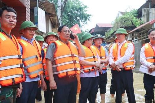 Thủ tướng: Bằng mọi cách tiếp tế lương thực cho người dân, kể cả sử dụng đường hàng không